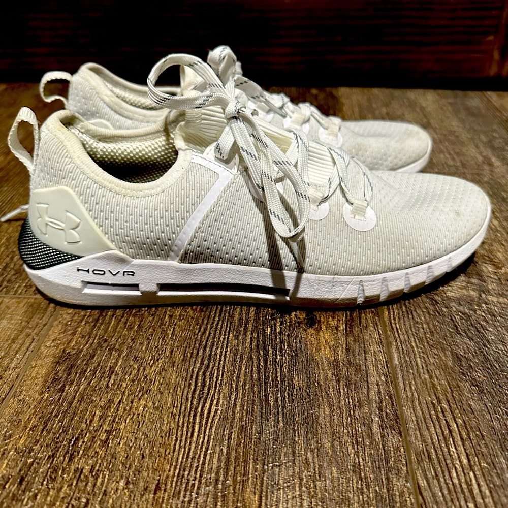 Under Armour hover sneaker in white size 9